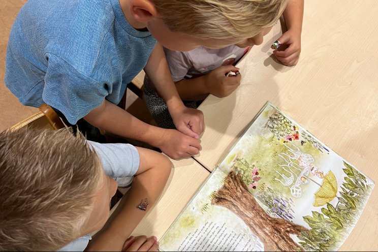 Kinderboek geeft aftrap van plantseizoen 2024 Kinderboek geeft aftrap van plantseizoen 2024