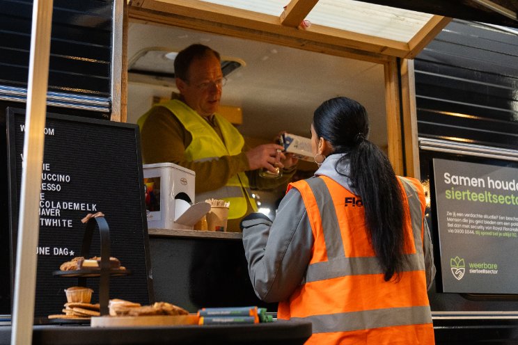 Kop goede koffie en gesprek over veiligheid Kop goede koffie en gesprek over veiligheid