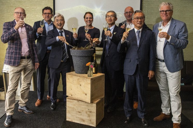 DENSO en Certhon planten symbolisch zaadje DENSO en Certhon planten symbolisch zaadje