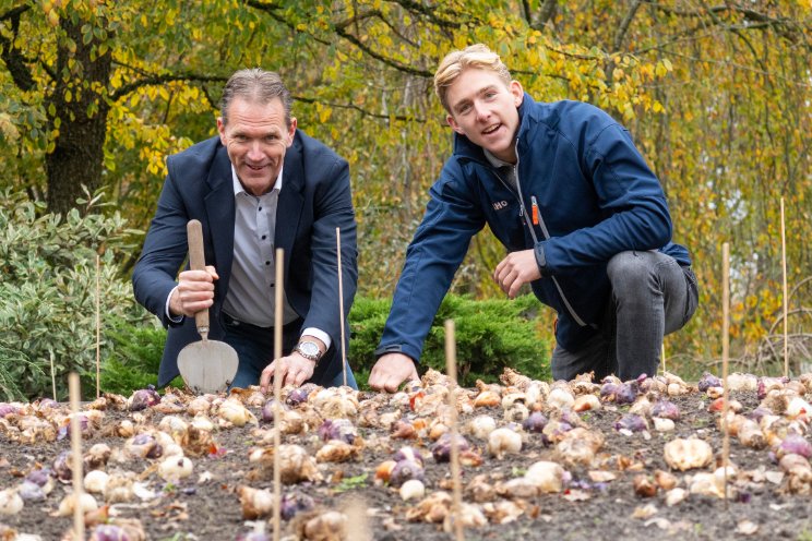 Directeur Hobaho plant bollen op Keukenhof Directeur Hobaho plant bollen op Keukenhof