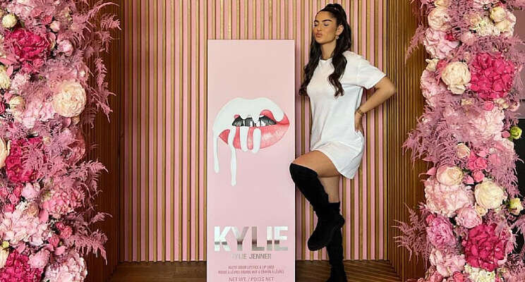 Volop hortensia's en pioenen bij lancering Kylie Cosmetics Volop hortensia's en pioenen bij lancering Kylie Cosmetics